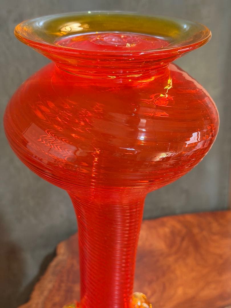 琉球ガラス工芸品　赤ガラスフラワーベース 花の装飾付き