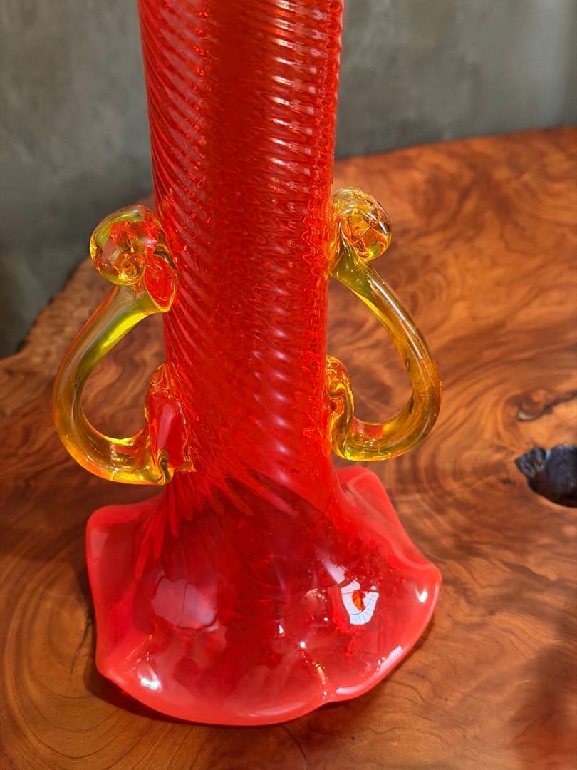 琉球ガラス工芸品　赤ガラスフラワーベース 花の装飾付き