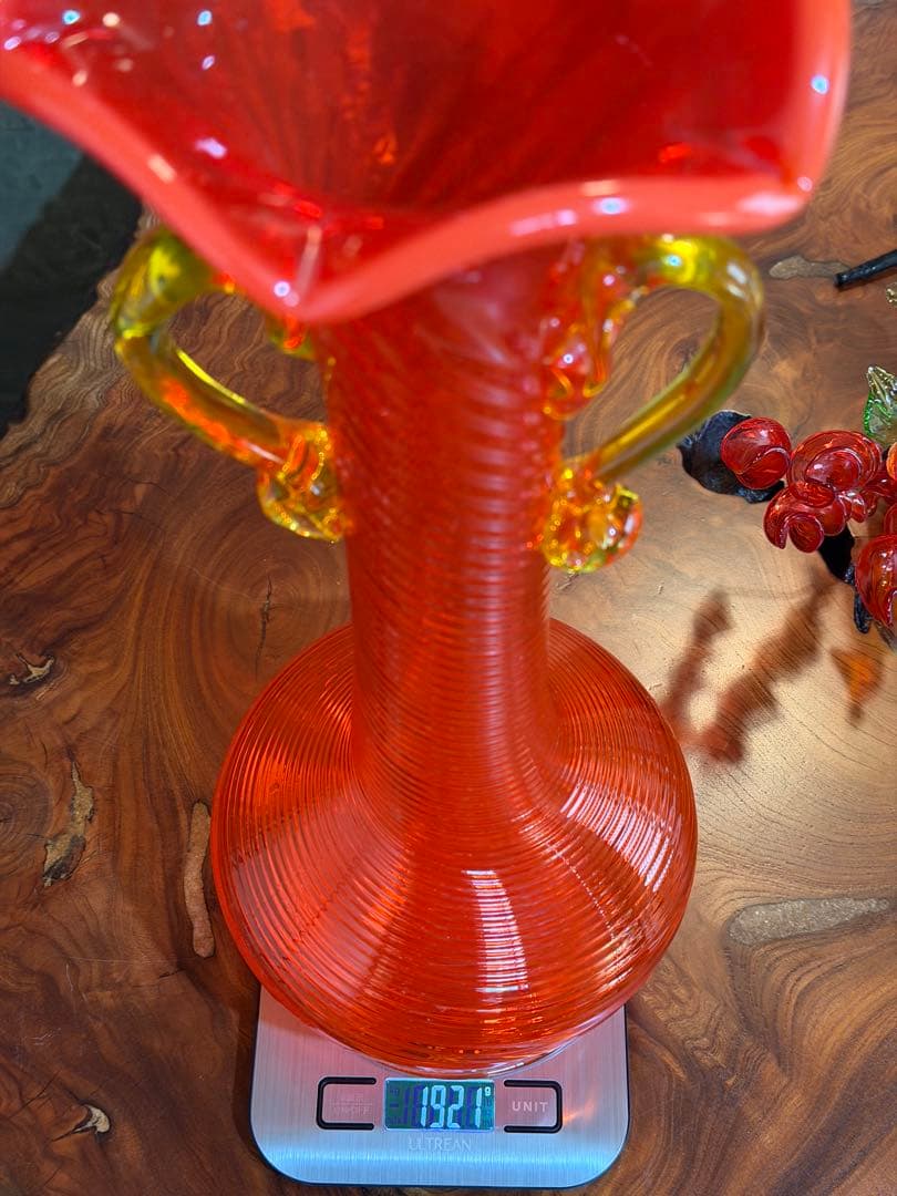 琉球ガラス工芸品　赤ガラスフラワーベース 花の装飾付き