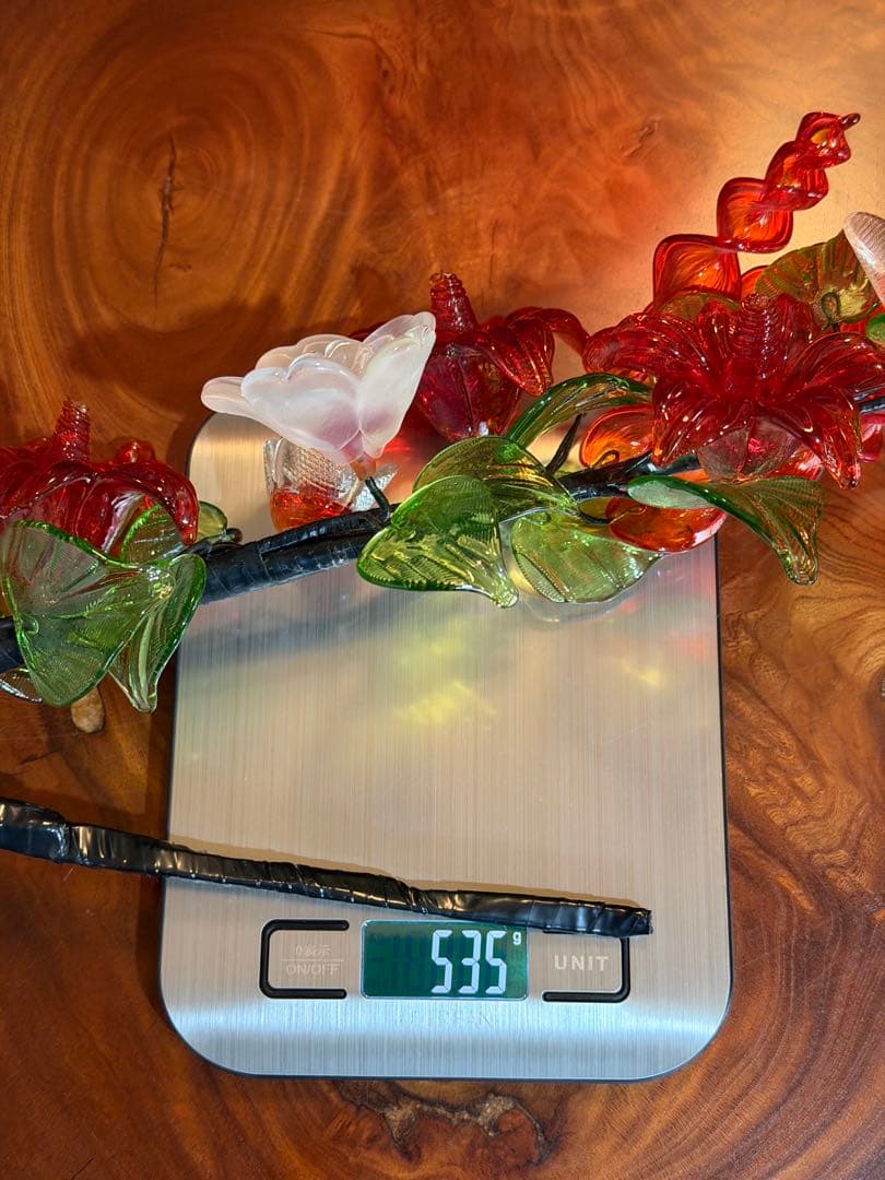 琉球ガラス工芸品　赤ガラスフラワーベース 花の装飾付き