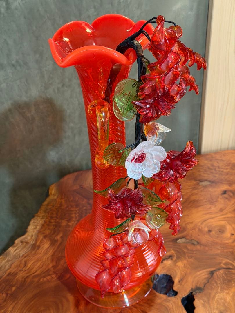 琉球ガラス工芸品　赤ガラスフラワーベース 花の装飾付き