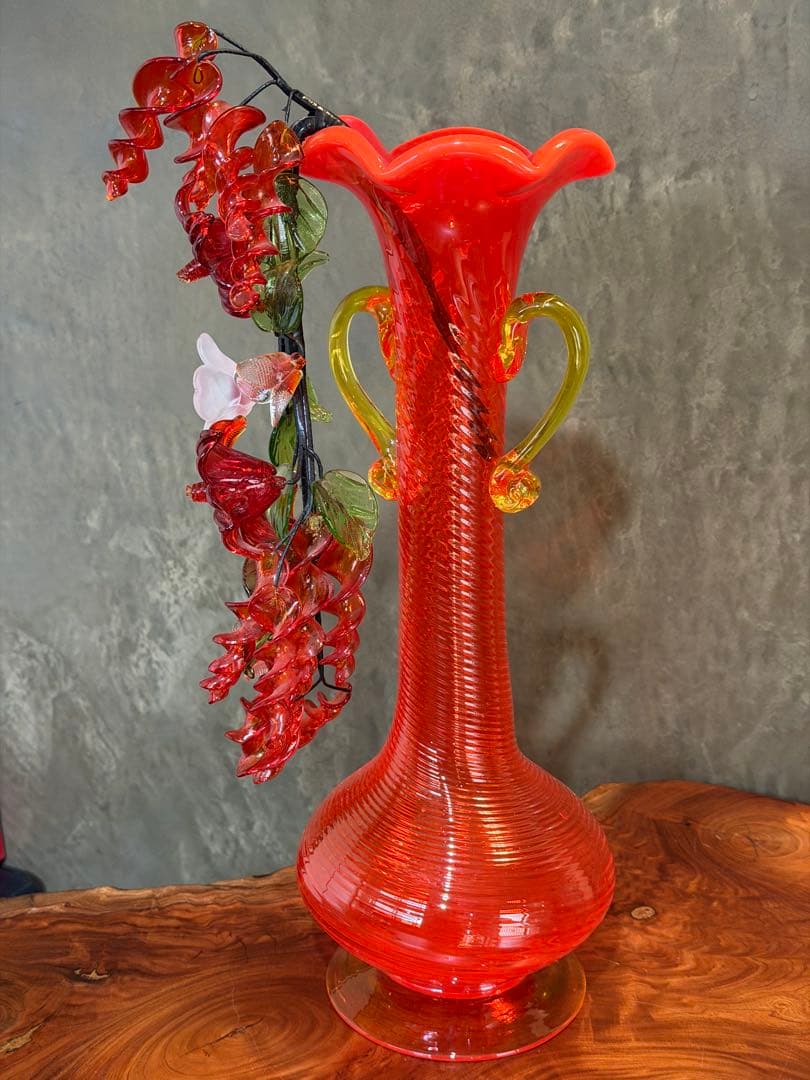 琉球ガラス工芸品　赤ガラスフラワーベース 花の装飾付き