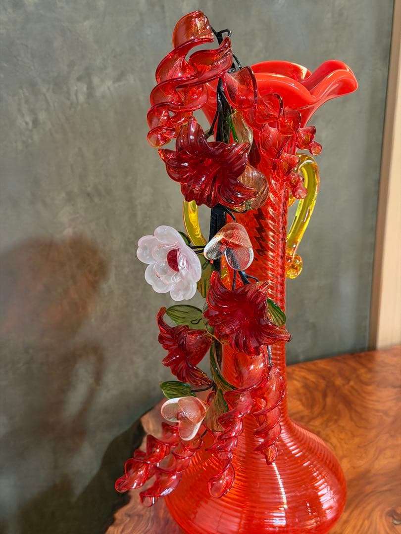 琉球ガラス工芸品　赤ガラスフラワーベース 花の装飾付き