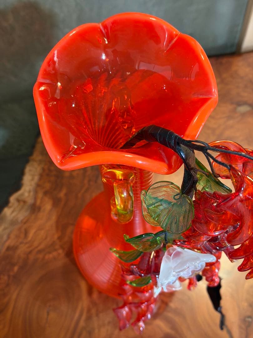 琉球ガラス工芸品　赤ガラスフラワーベース 花の装飾付き