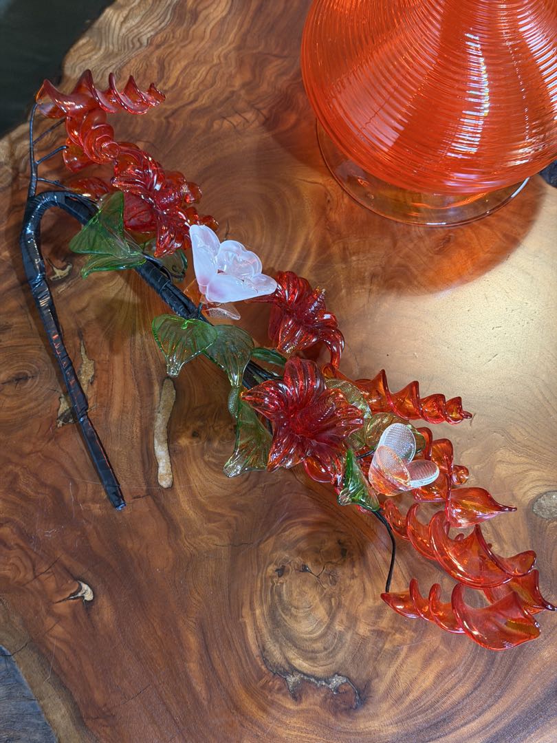 琉球ガラス工芸品　赤ガラスフラワーベース 花の装飾付き