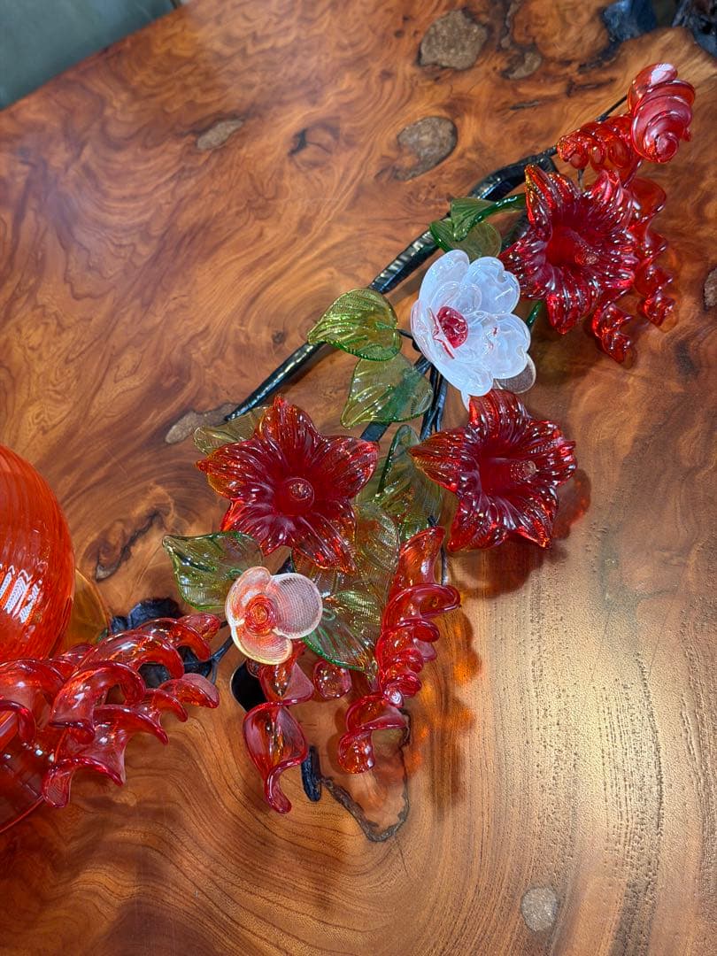 琉球ガラス工芸品　赤ガラスフラワーベース 花の装飾付き