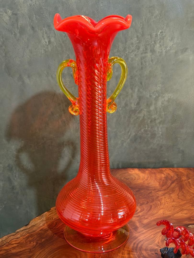 琉球ガラス工芸品　赤ガラスフラワーベース 花の装飾付き
