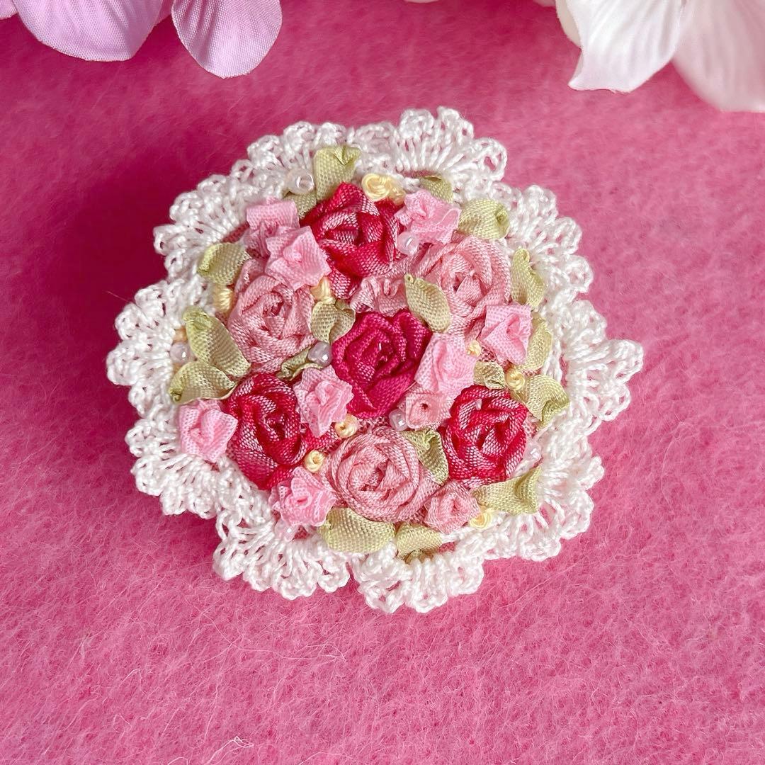 ブルーローズスワッグ ハンドメイド　 リボン刺繍ブローチ　くるみボタン