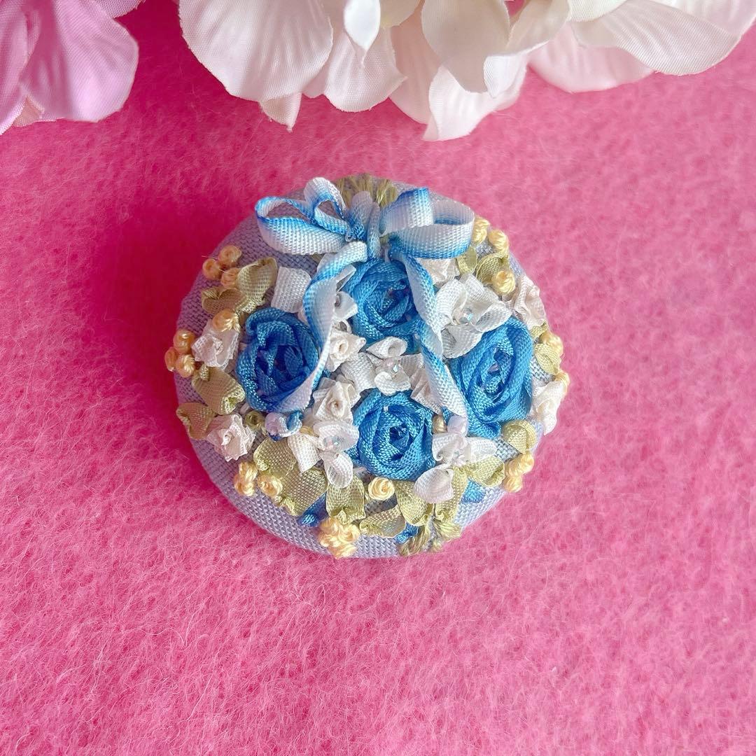 ブルーローズスワッグ ハンドメイド　 リボン刺繍ブローチ　くるみボタン