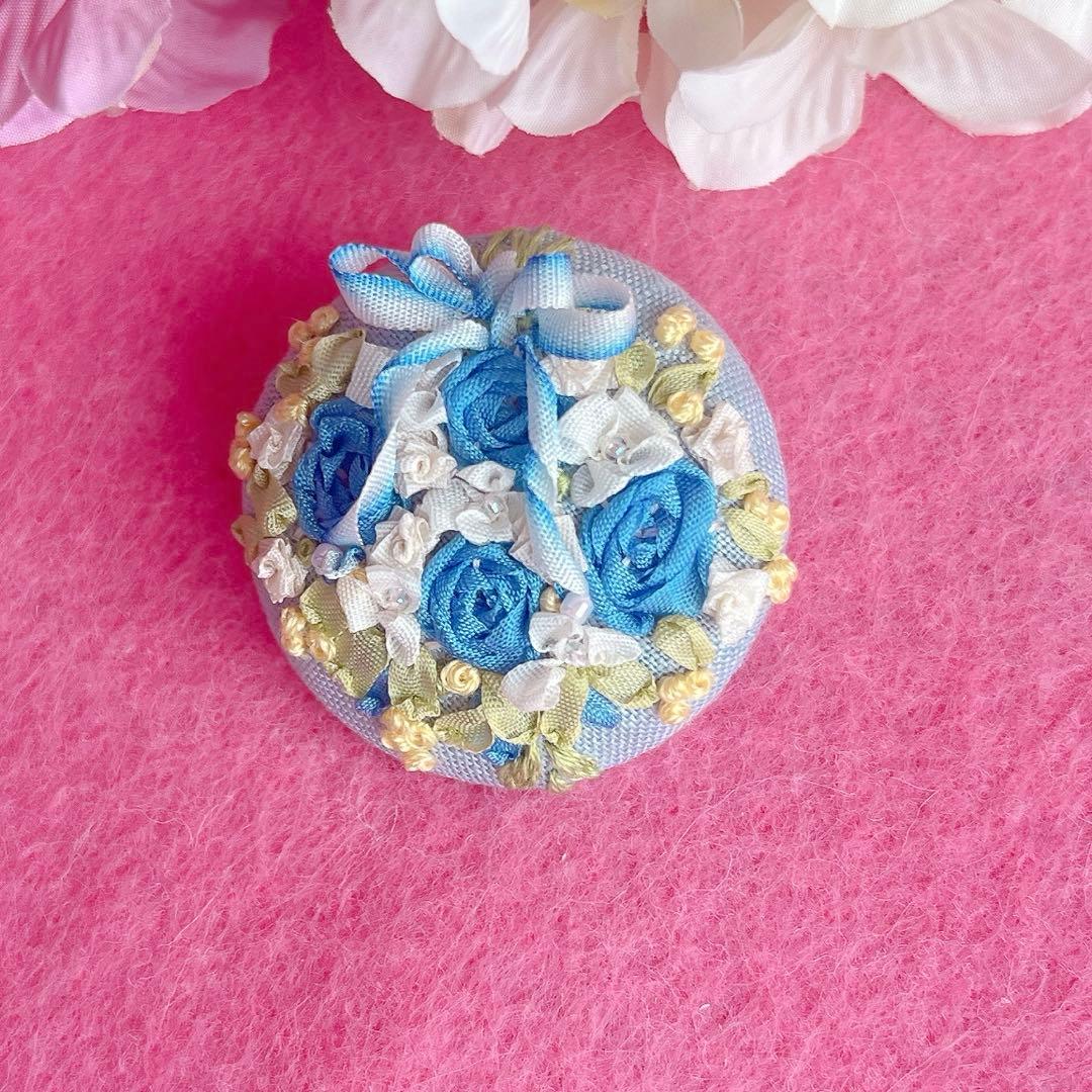 ブルーローズスワッグ ハンドメイド　 リボン刺繍ブローチ　くるみボタン