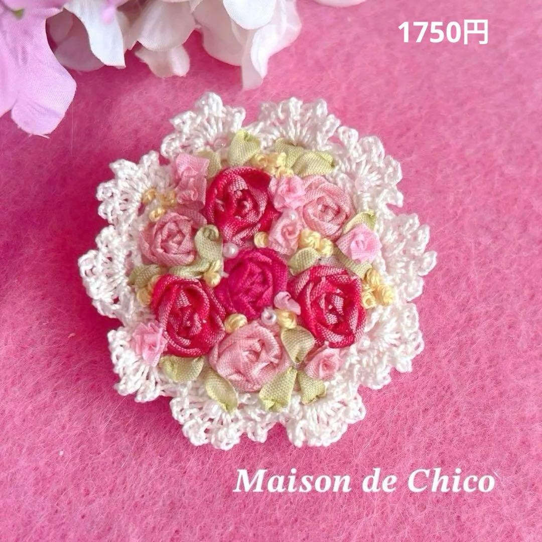 ブルーローズスワッグ ハンドメイド　 リボン刺繍ブローチ　くるみボタン