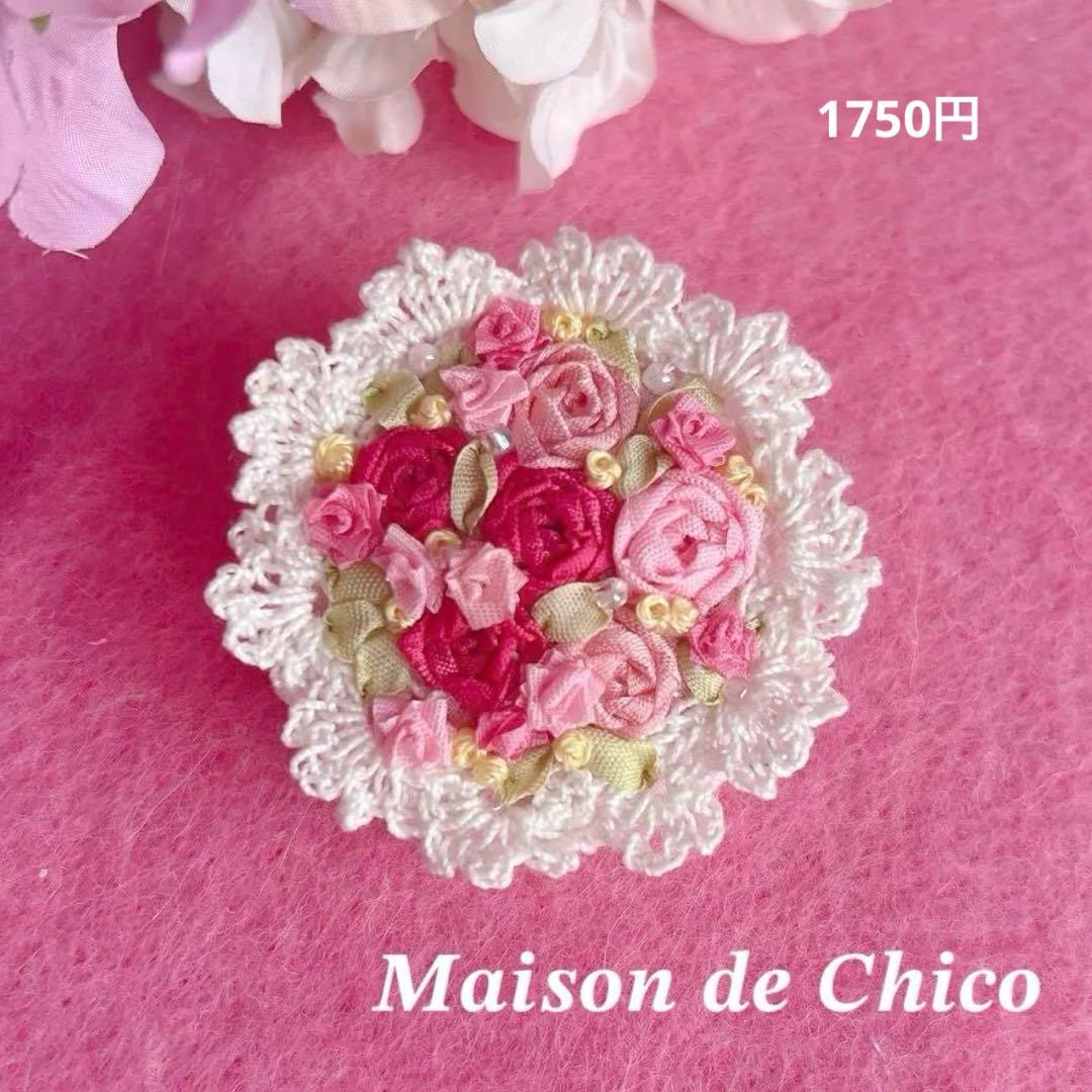 ブルーローズスワッグ ハンドメイド　 リボン刺繍ブローチ　くるみボタン