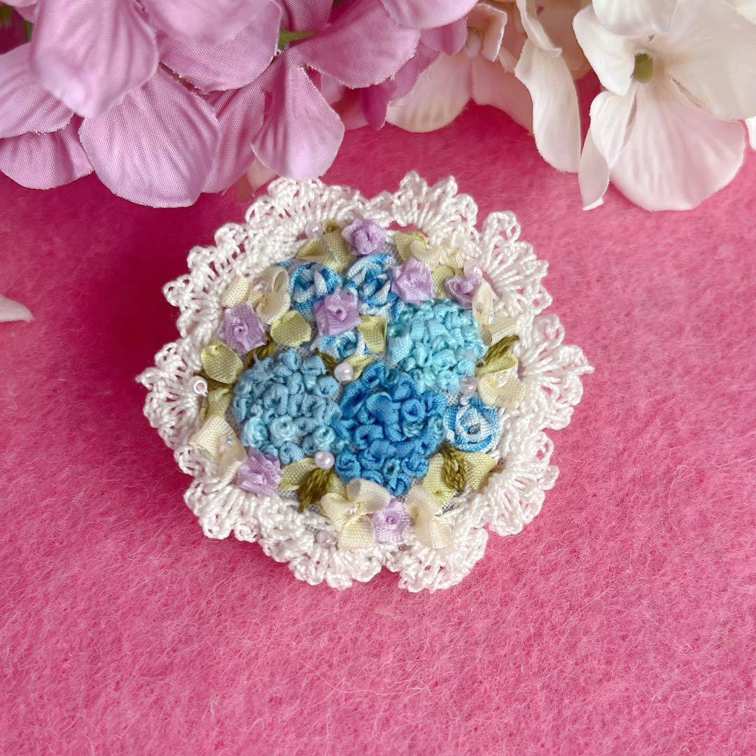 ブルーローズスワッグ ハンドメイド　 リボン刺繍ブローチ　くるみボタン
