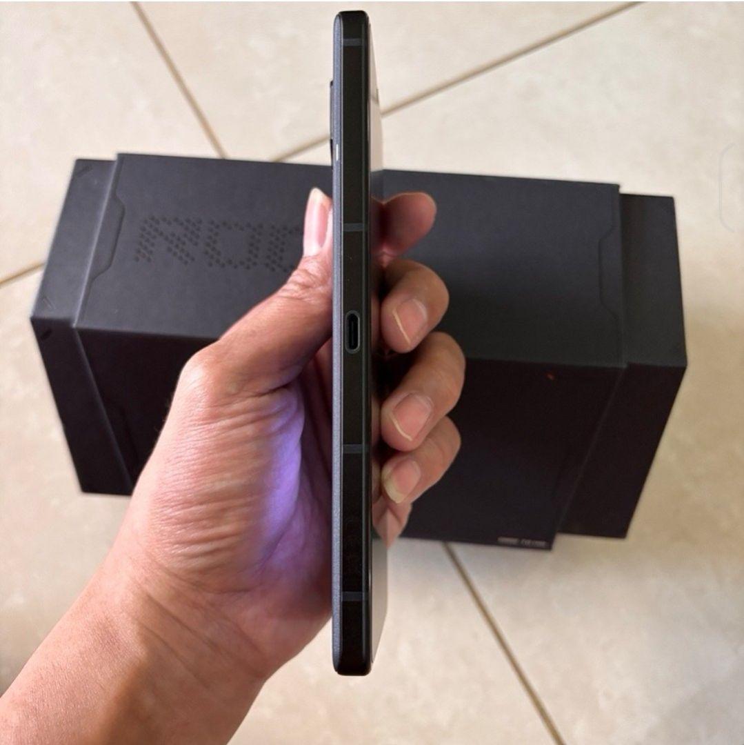 ROG Phone 8 Pro AMOLEDディスプレイ搭載