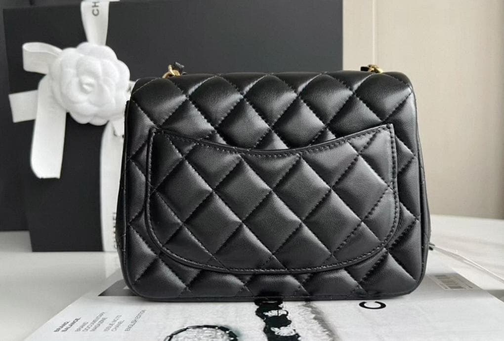 CHANELップ スクエア ブラックラムスキンチェーンショルダーバッグ