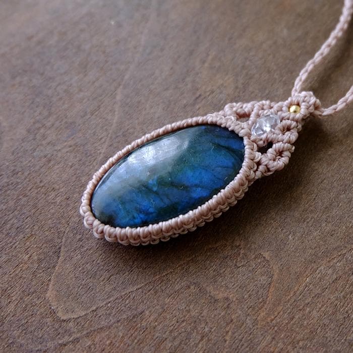 ラブラドライト（マダガスカル産）マクラメ編みペンダントネックレス　 3584