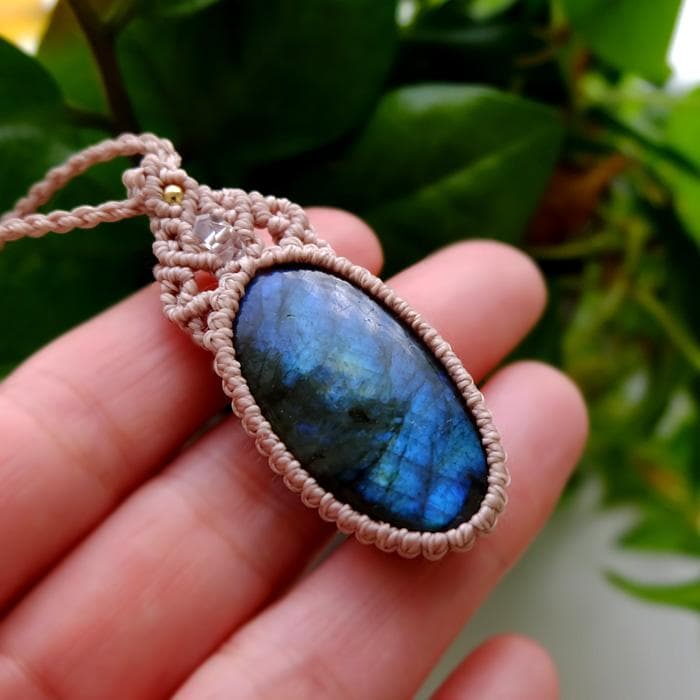 ラブラドライト（マダガスカル産）マクラメ編みペンダントネックレス　 3584