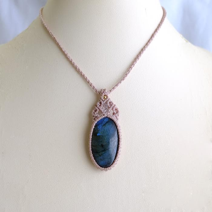 ラブラドライト（マダガスカル産）マクラメ編みペンダントネックレス　 3584