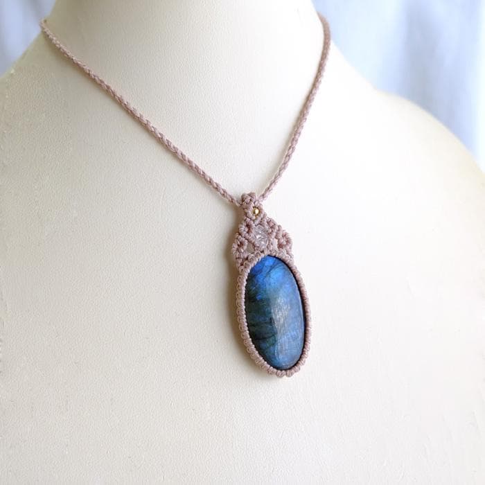 ラブラドライト（マダガスカル産）マクラメ編みペンダントネックレス　 3584