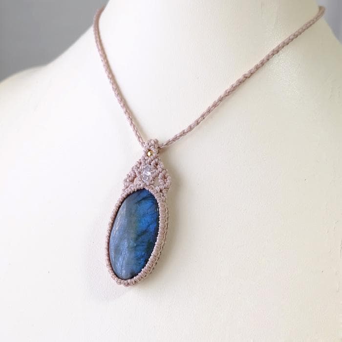 ラブラドライト（マダガスカル産）マクラメ編みペンダントネックレス　 3584