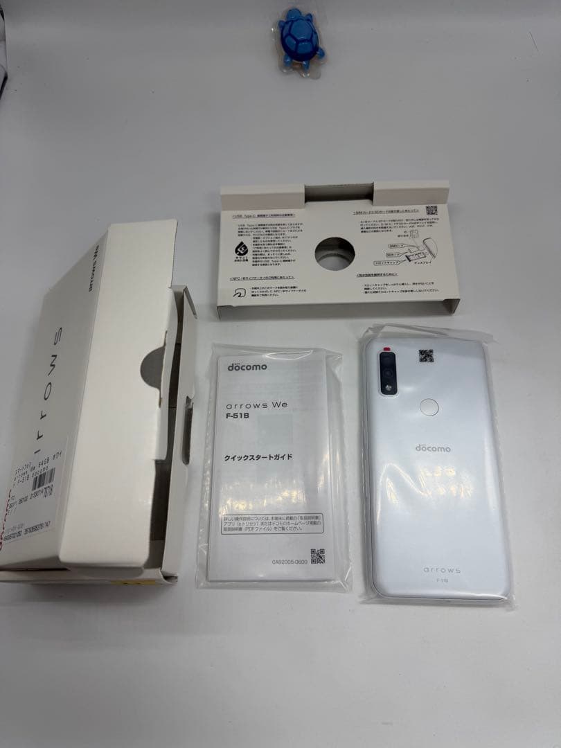 新品 docomo arrows We F-51B ホワイト