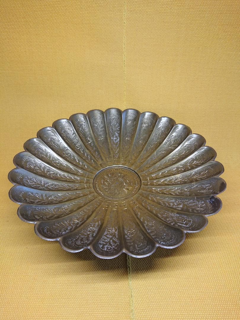 飾り皿　丸皿　銅製　小物入れ　彫刻　置物　インテリア　工芸品　美術品　A3065