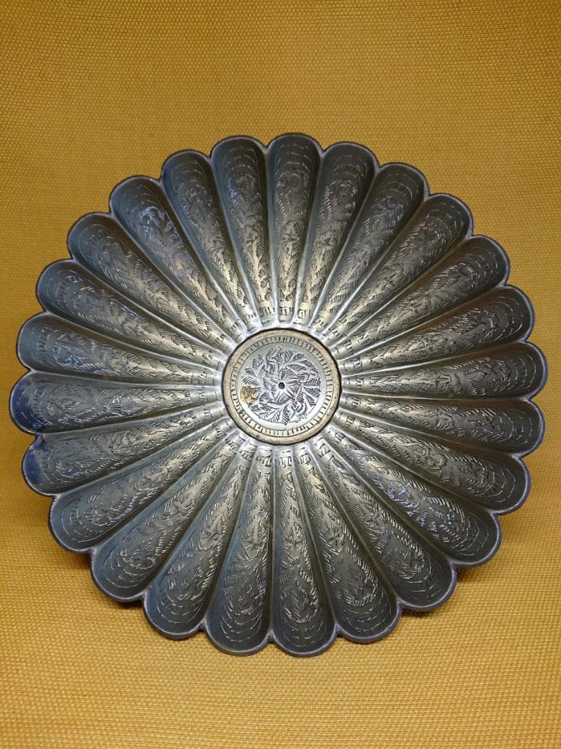 飾り皿　丸皿　銅製　小物入れ　彫刻　置物　インテリア　工芸品　美術品　A3065