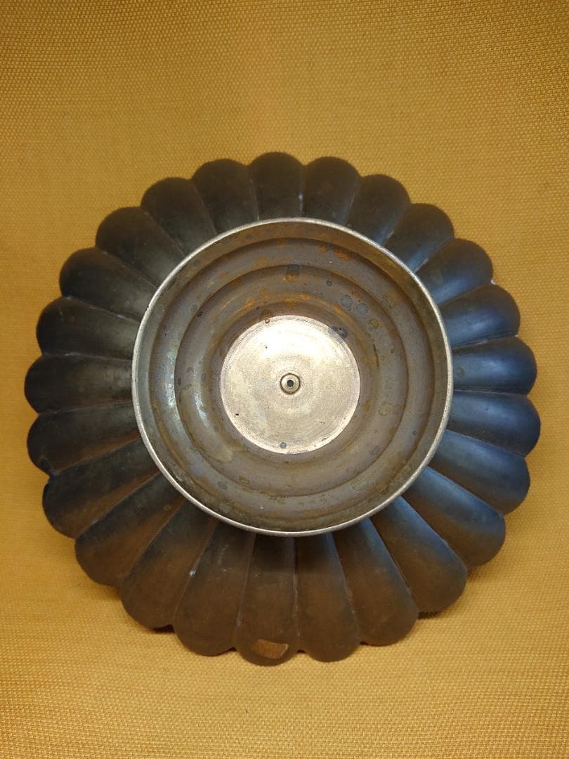飾り皿　丸皿　銅製　小物入れ　彫刻　置物　インテリア　工芸品　美術品　A3065