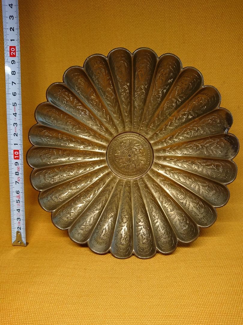 飾り皿　丸皿　銅製　小物入れ　彫刻　置物　インテリア　工芸品　美術品　A3065