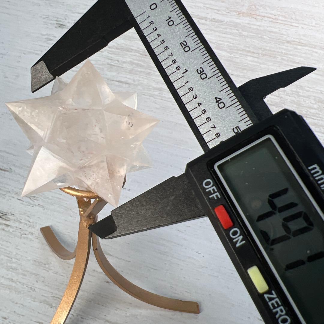 天然石　マカバスター　ピンククォーツ　台座付き