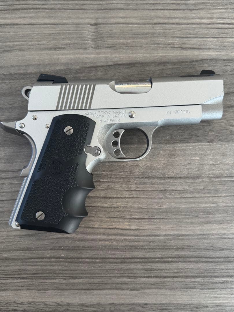 V10 Ultra Compact ガスガン .45口径 3マガジン付き