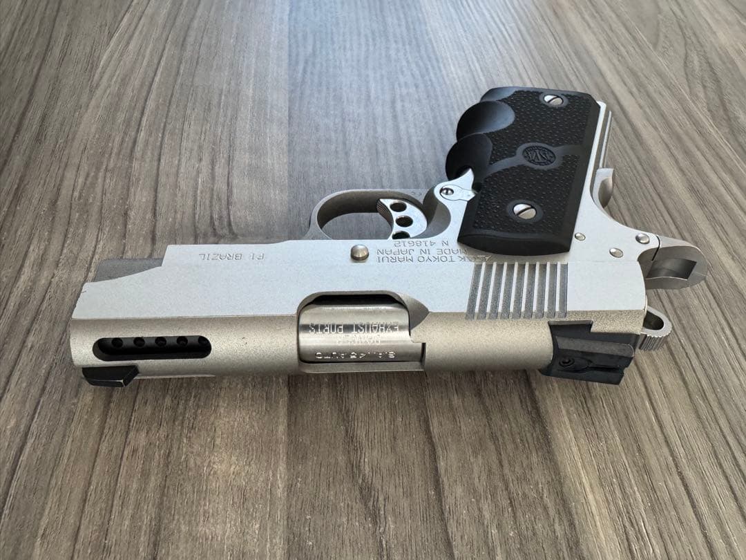V10 Ultra Compact ガスガン .45口径 3マガジン付き