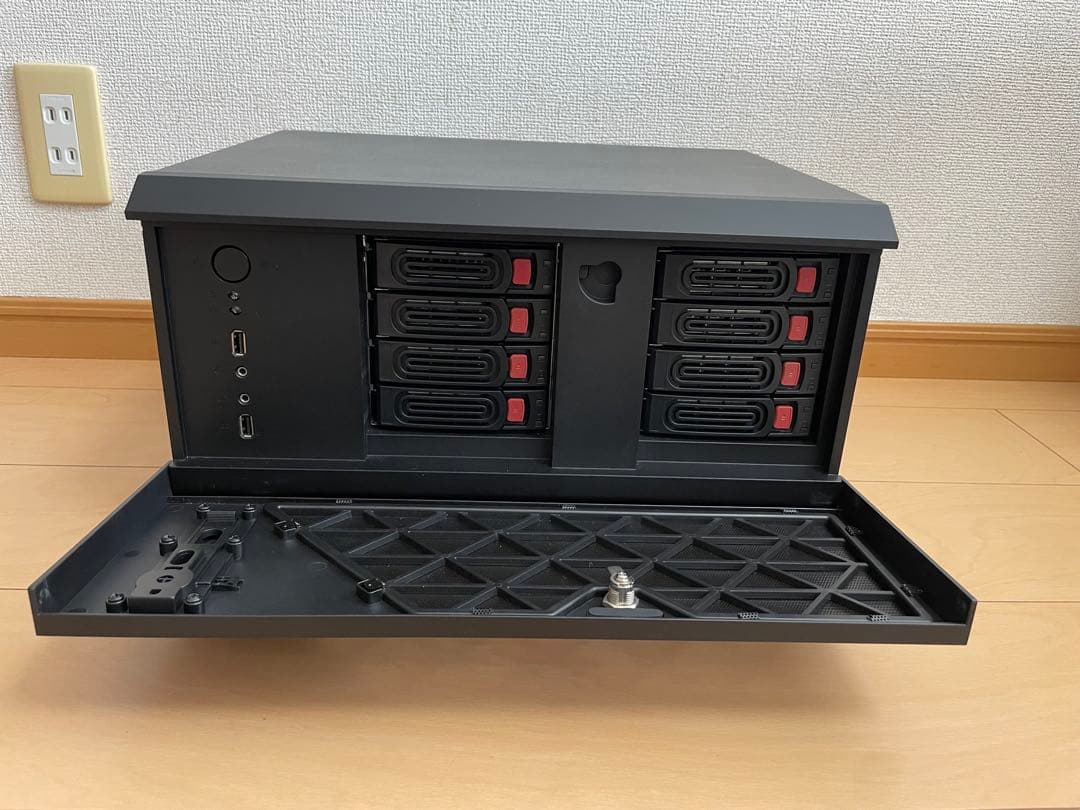 Silverstone SST-CS381B ホットスワップベイ12基対応