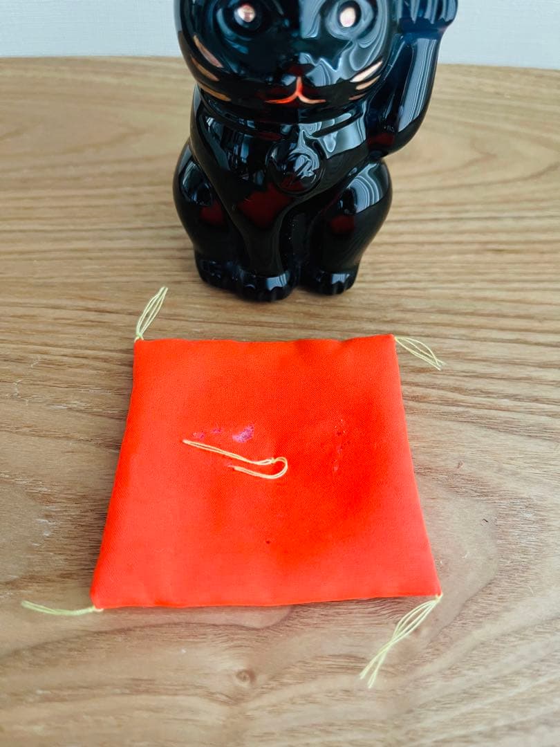 バカラ　黒い招き猫 陶器製 赤い台座付き