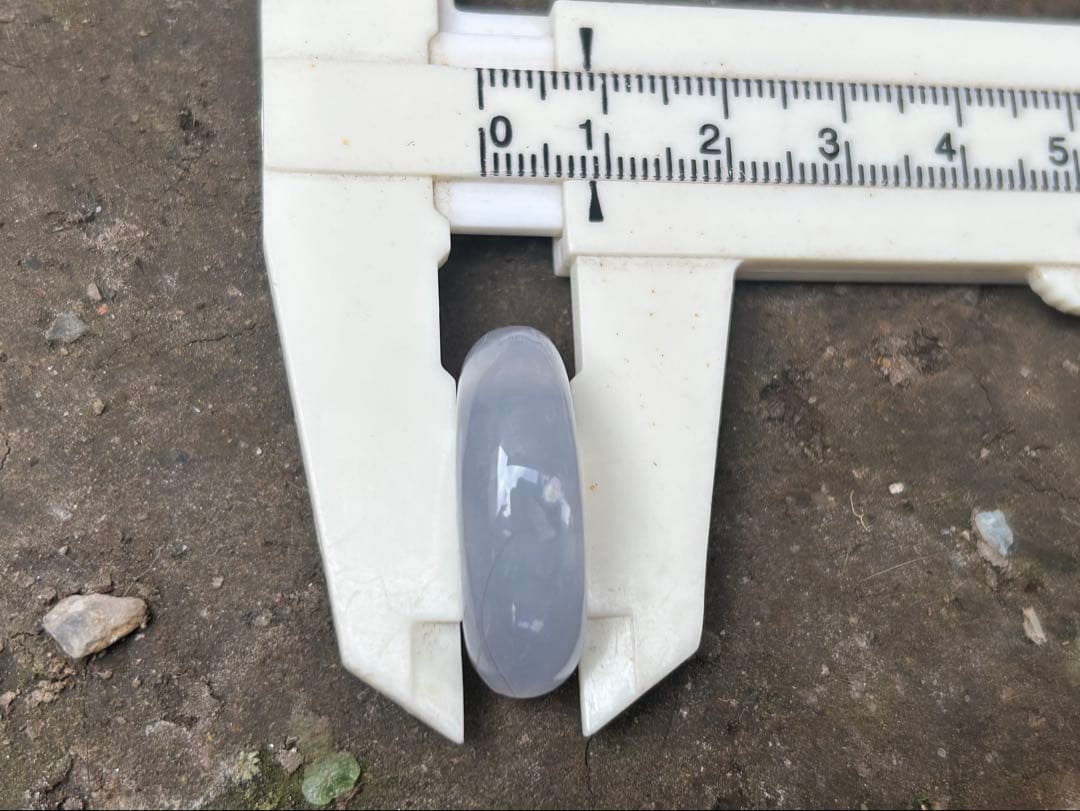 青森県産　メノウ勾玉　錦石