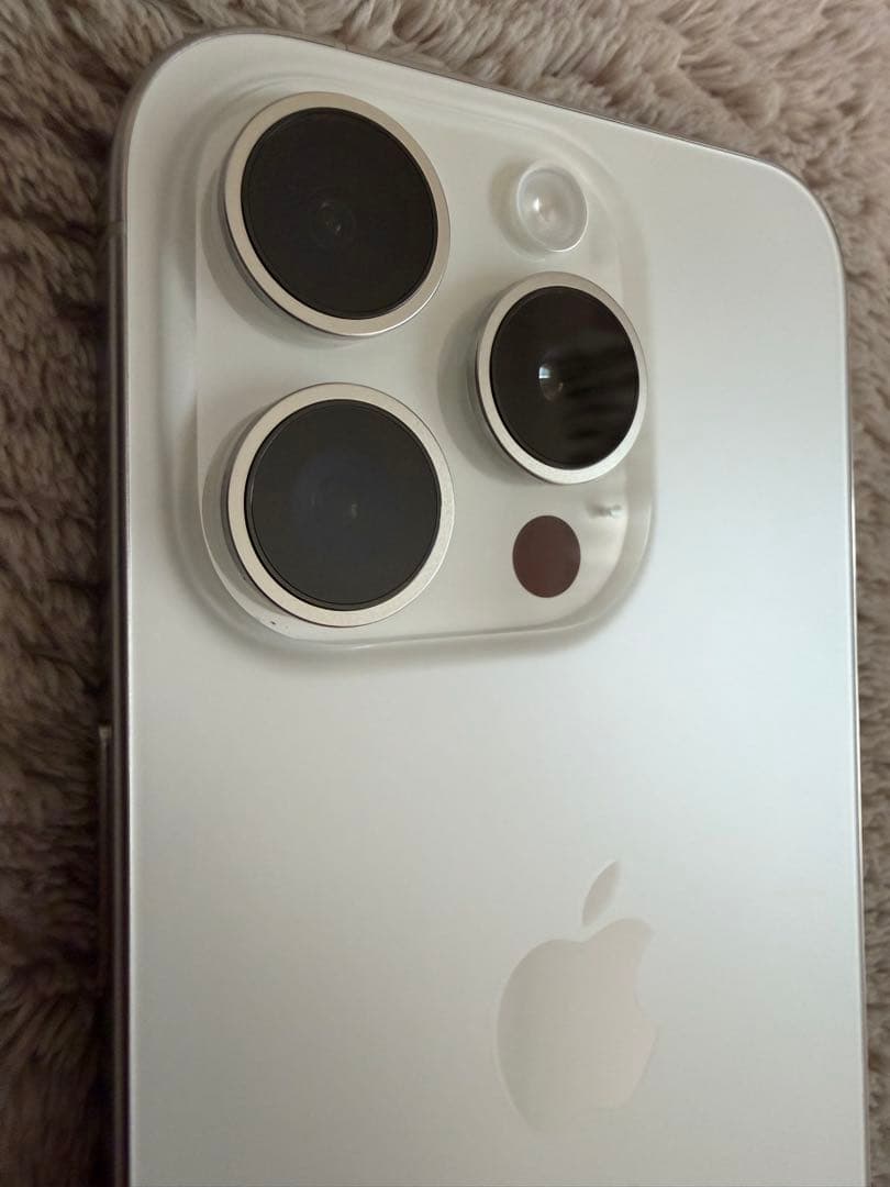 Apple iPhone 15 Pro 256G ホワイトチタニウム本体
