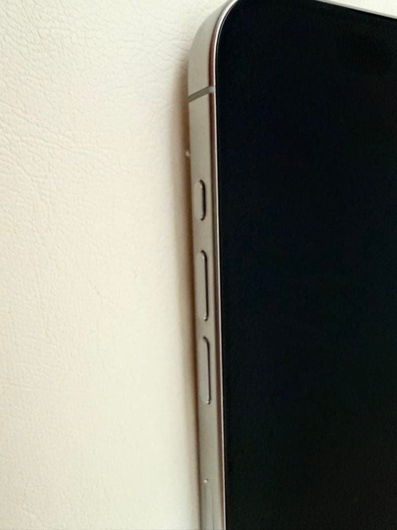Apple iPhone 15 Pro 256G ホワイトチタニウム本体