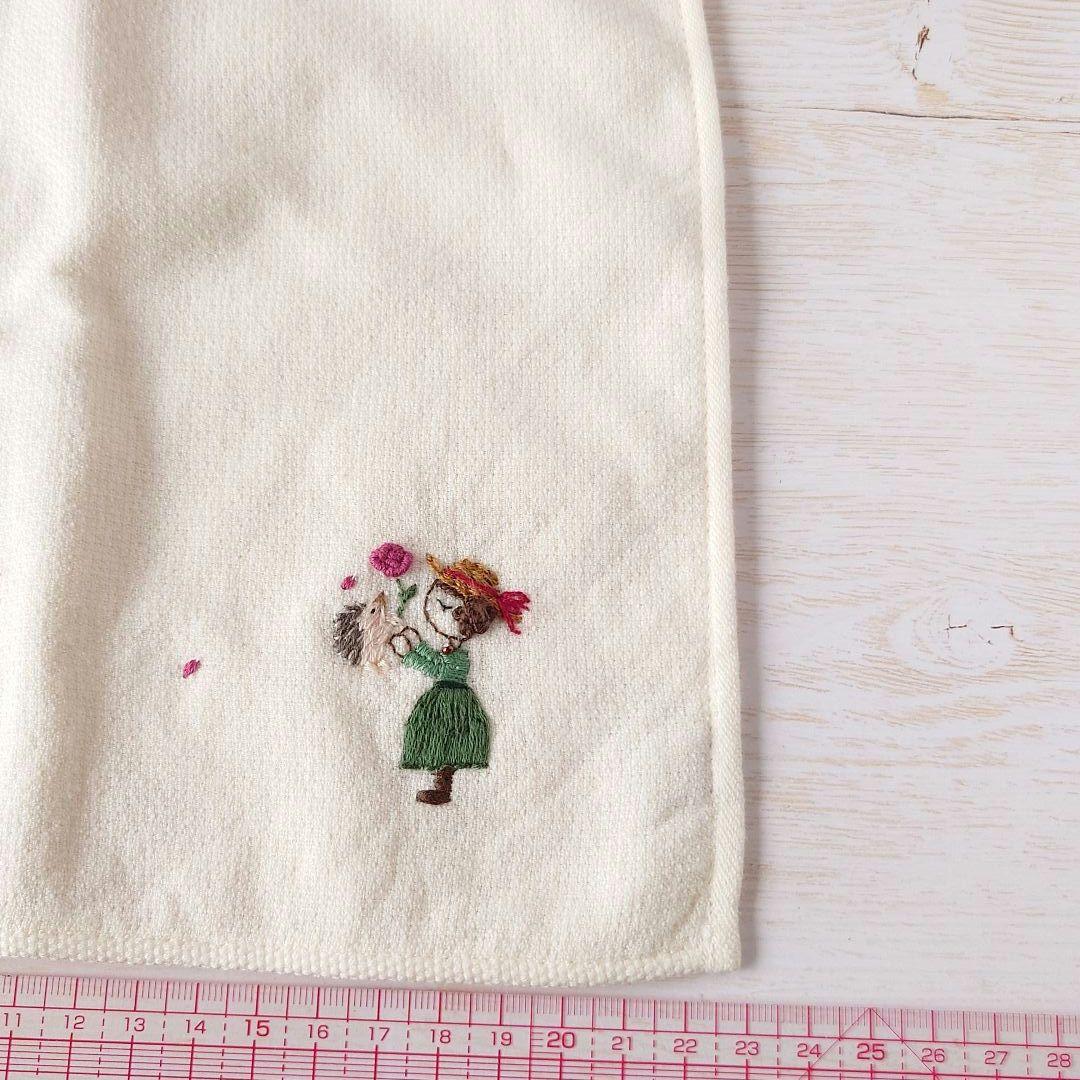 手刺繍入ちっちゃな タオルハンカチ【女の子とはりねずみ君】