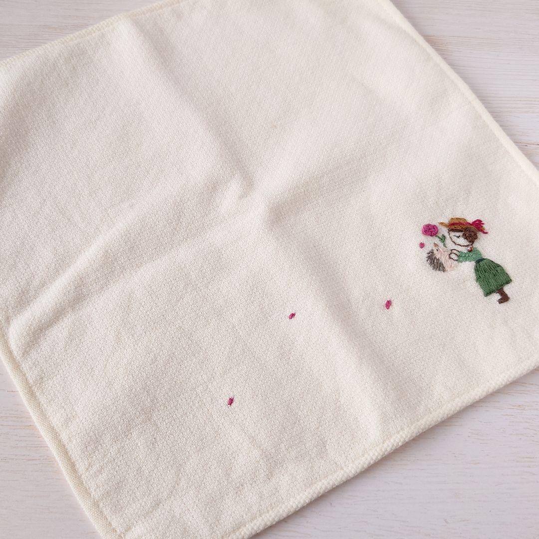手刺繍入ちっちゃな タオルハンカチ【女の子とはりねずみ君】
