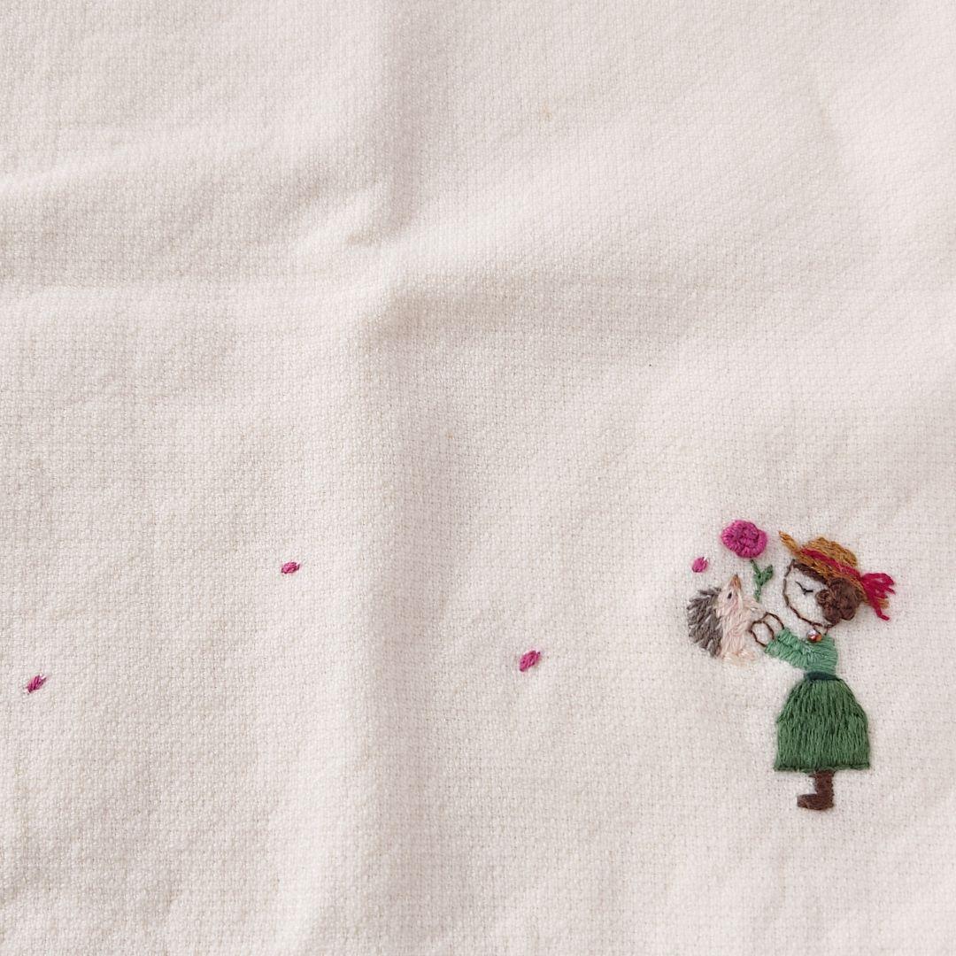 手刺繍入ちっちゃな タオルハンカチ【女の子とはりねずみ君】