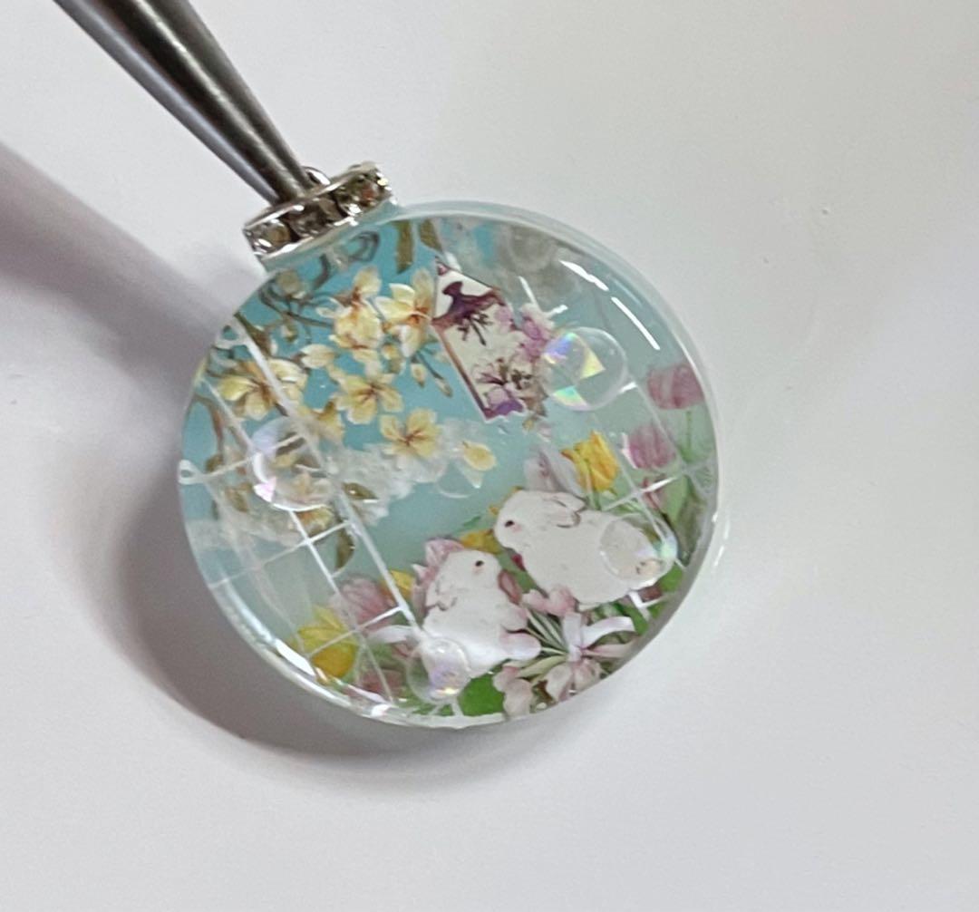 展示用/窓辺のうさぎ　レンギョウ　チューリップ　蓄光　オルゴナイトネックレス