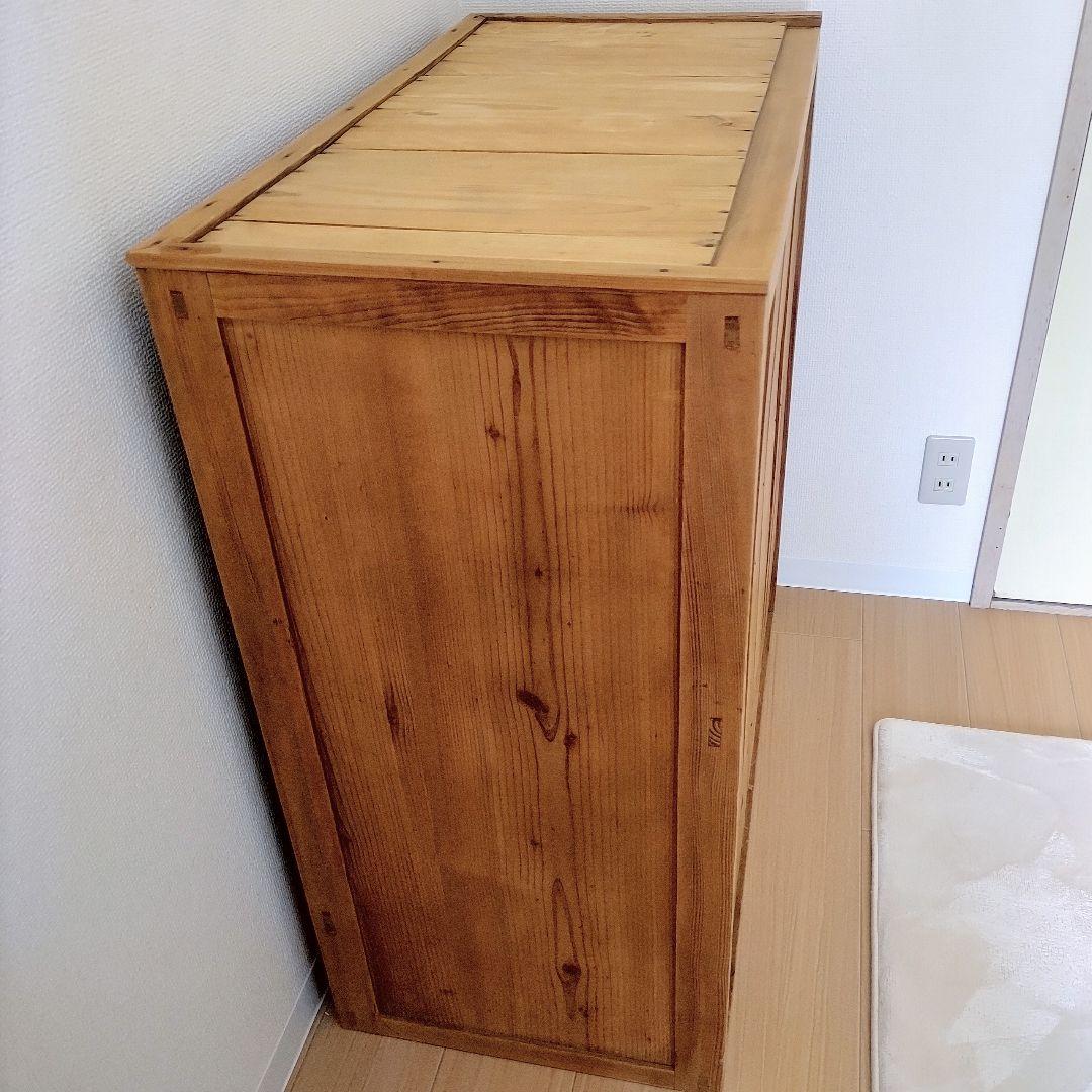 ガラス引き戸のキャビネット　水屋