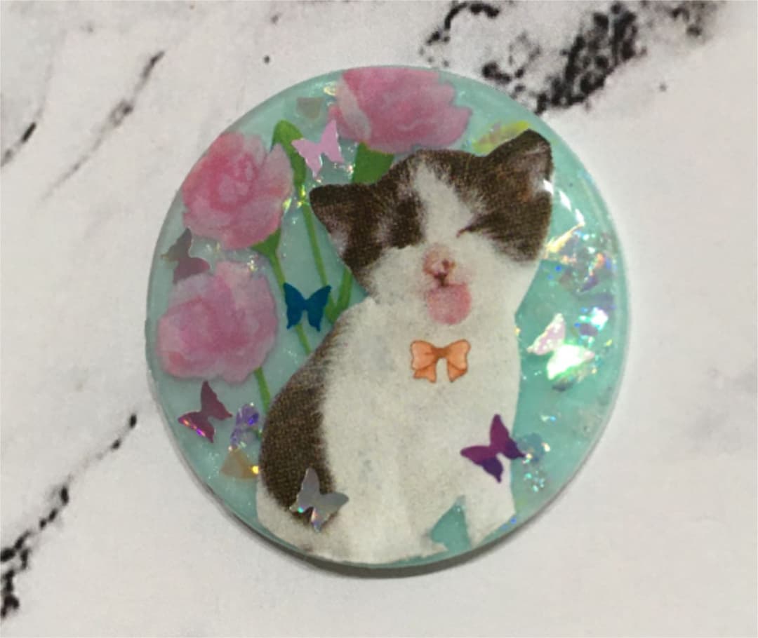 レジンヘアゴム、蝶々舞うあっかんべー猫ちゃん・再販不可