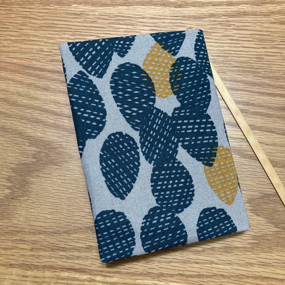 ハンドメイド　ブックカバー　文庫本サイズ　514