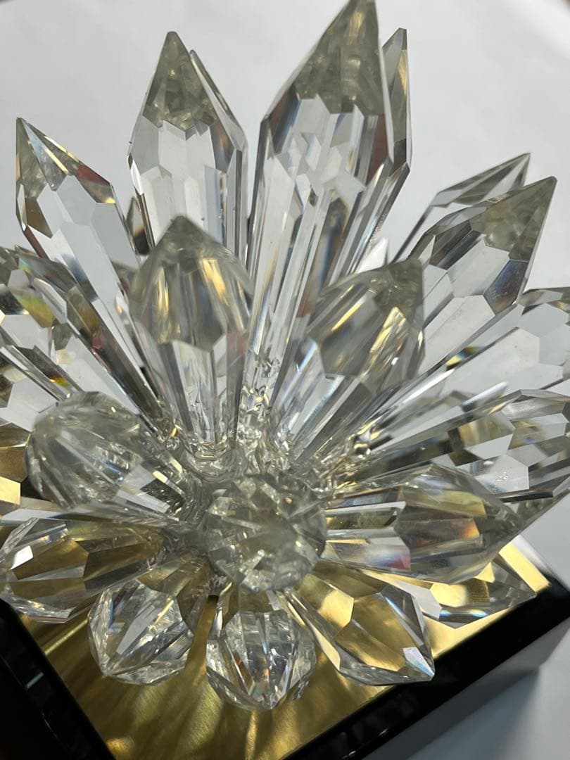 夢のカジュアル宝石　クリスタル 花形 オブジェ 約7.7センチ
