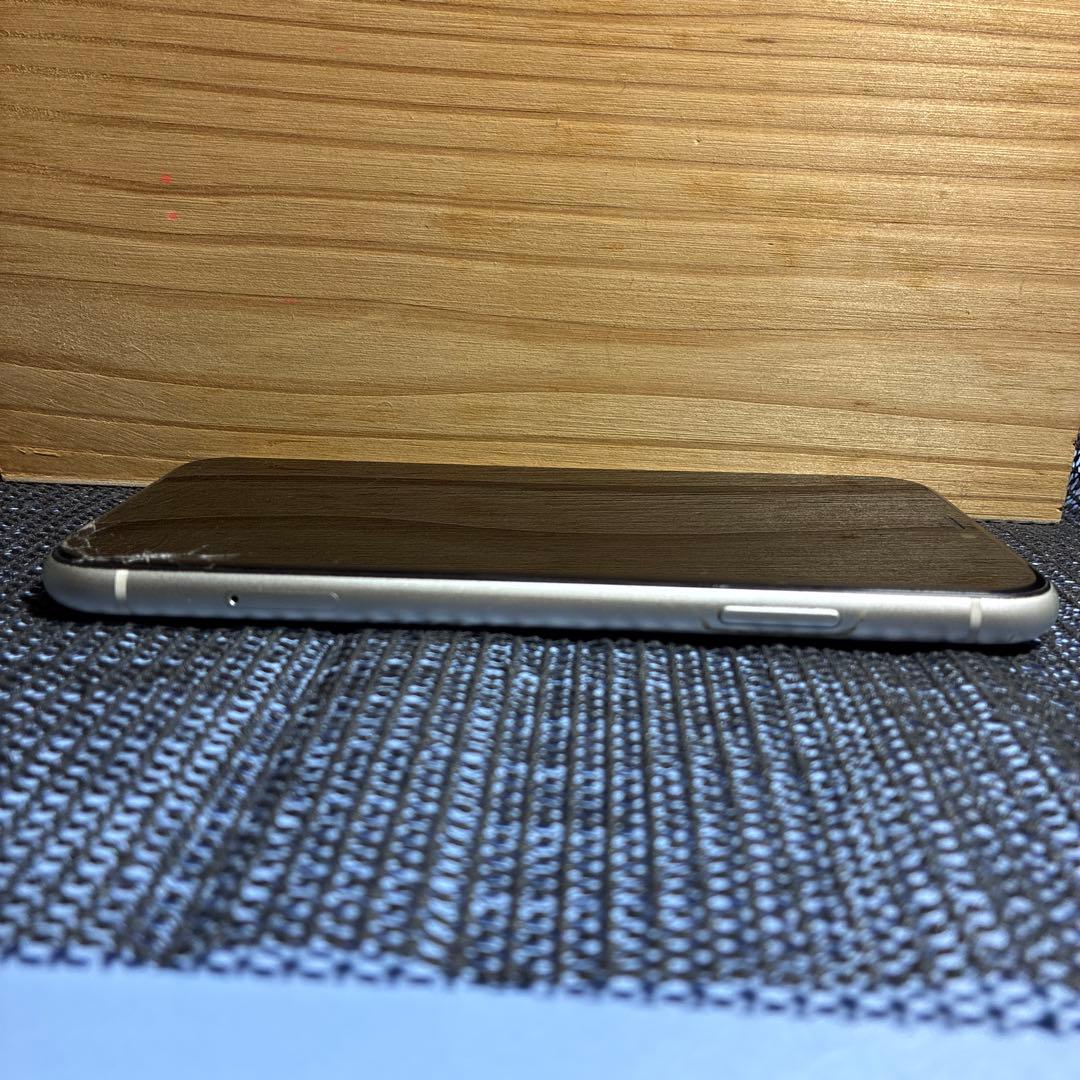 Apple iPhone 11 ホワイト 本体 表面傷あり 64GB