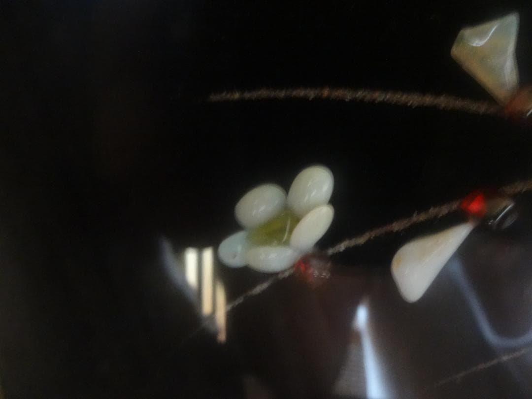 宝飾品　ふんだんに宝石（メノウ）を使って描いた花が咲いた大木