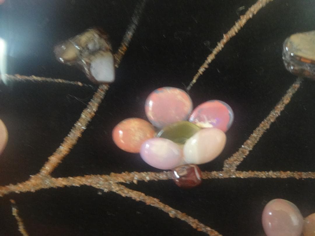 宝飾品　ふんだんに宝石（メノウ）を使って描いた花が咲いた大木