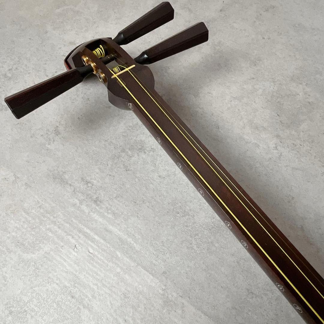 津軽三味線 太棹 紅木 綾杉胴 金細 東さわり 2本溝 和楽器 ケース付