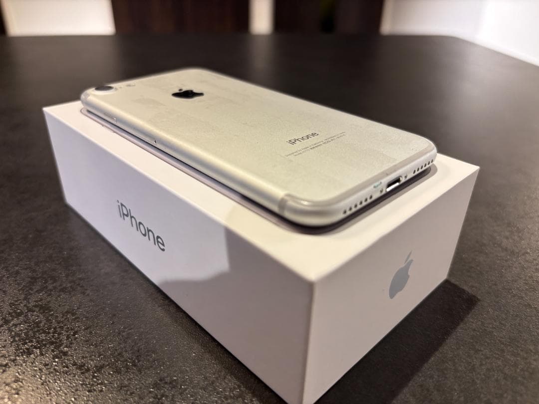 【良品】iPhone 7 32GB シルバー 箱付き
